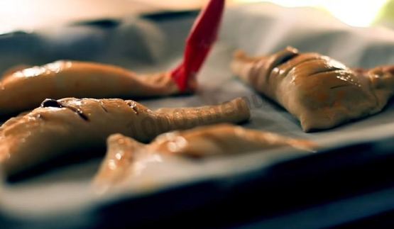 слойки со свежесваренным вареньем из слоеного теста