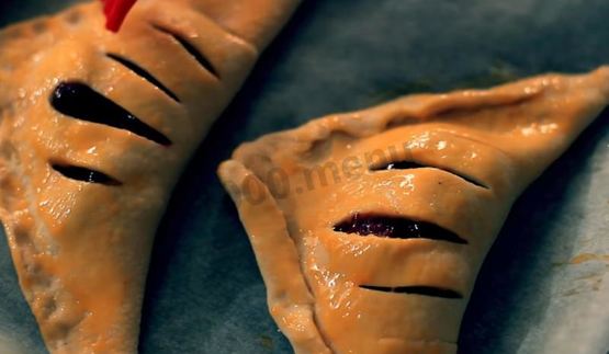 слойки со свежесваренным вареньем из слоеного теста