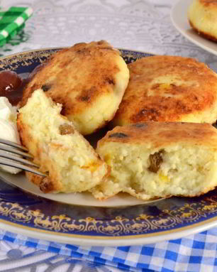 Кокосовые сырники с изюмом и курагой