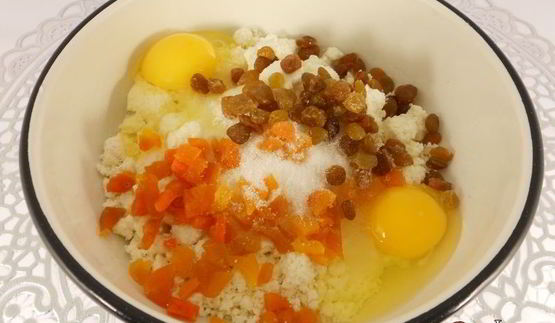 кокосовые сырники с изюмом и курагой