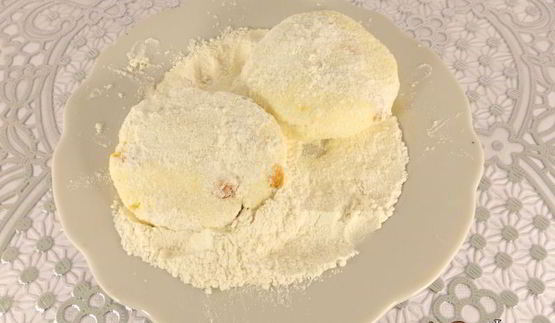 кокосовые сырники с изюмом и курагой