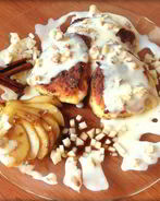 Сырники с начинкой из карамелизированой груши со сливочно-ореховым соусом