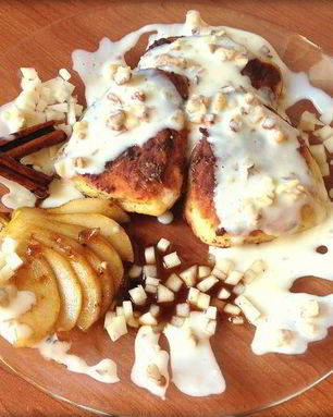 Сырники с начинкой из карамелизированой груши со сливочно-ореховым соусом