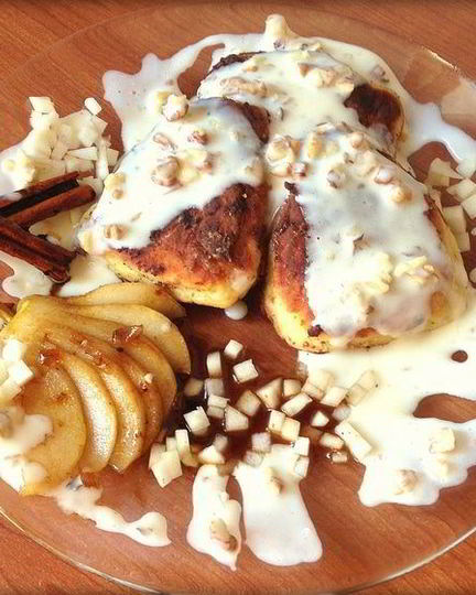 Рецепт сырников с начинкой из карамелизированой груши со сливочно-ореховым соусом