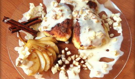 сырники с начинкой из карамелизированой груши со сливочно-ореховым соусом