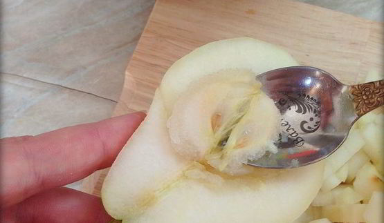 сырники с начинкой из карамелизированой груши со сливочно-ореховым соусом