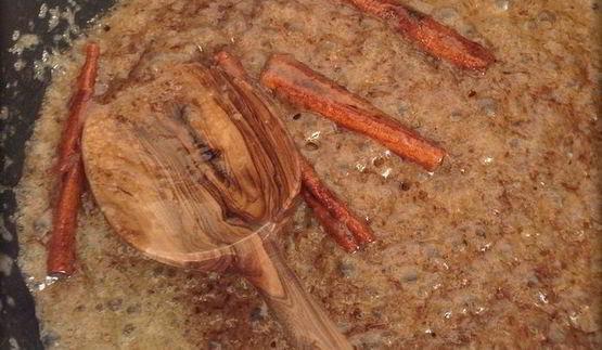 сырники с начинкой из карамелизированой груши со сливочно-ореховым соусом