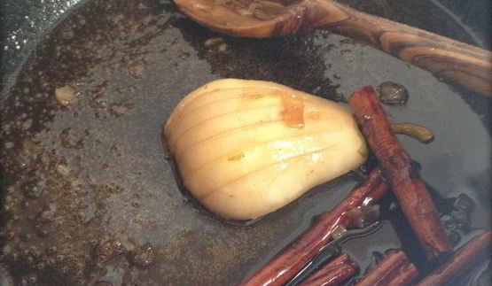 сырники с начинкой из карамелизированой груши со сливочно-ореховым соусом