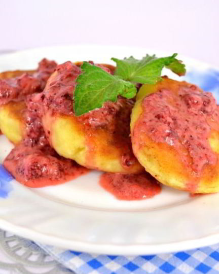 Рецепт сырников с овсяными хопьями и клубнично-сметанным соусом