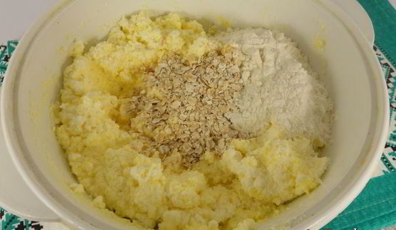 сырники с овсяными хопьями и клубнично-сметанным соусом