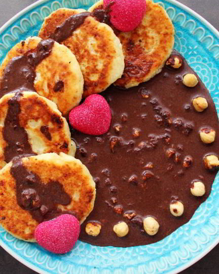 Рецепт сырников с шоколадно-ореховым соусом