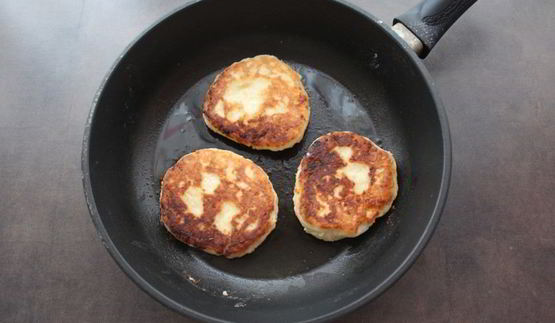 сырники с шоколадно-ореховым соусом