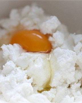 Сырники с вишневым соусом и корицей