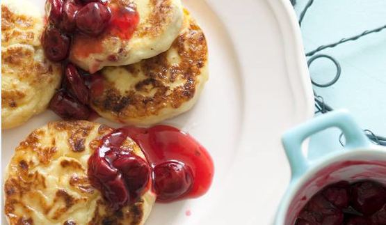 сырники с вишневым соусом и корицей