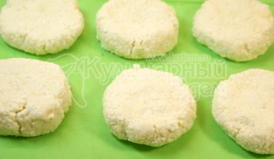 сырники со сметаной, джемом и ягодами