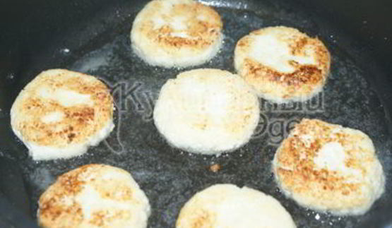 сырники со сметаной, джемом и ягодами