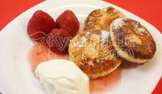 сырники со сметаной, джемом и ягодами