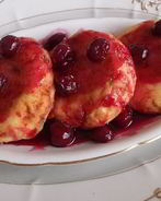 Творожные сырники с вишневым соусом