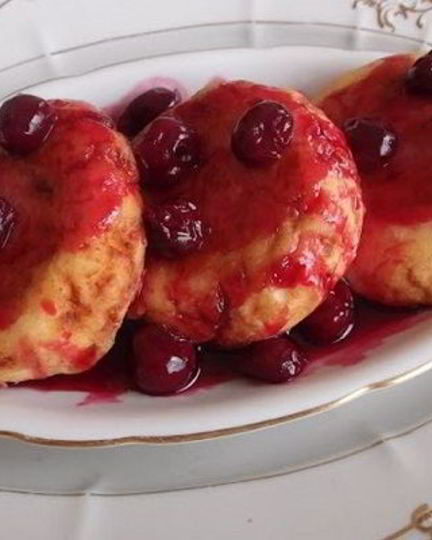 Рецепт творожных сырников с вишневым соусом