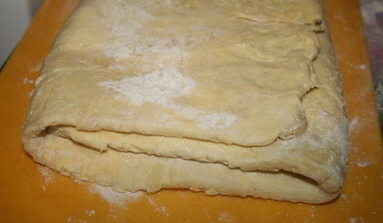 хрустящие корзинки с курицей из домашнего слоеного теста