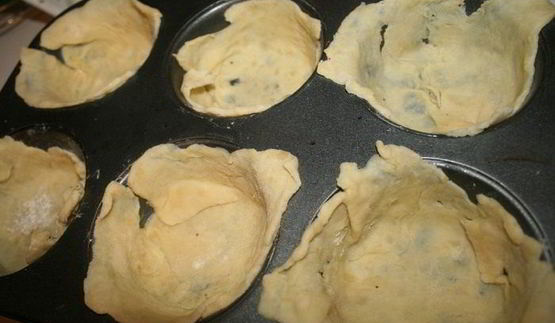 хрустящие корзинки с курицей из домашнего слоеного теста