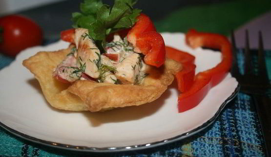 хрустящие корзинки с курицей из домашнего слоеного теста