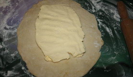 хрустящие корзинки с курицей из домашнего слоеного теста