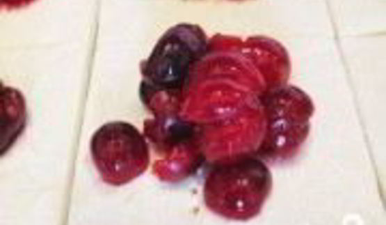 слоеное тесто с вишней