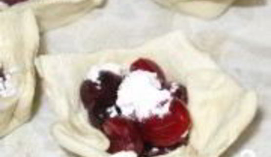 слоеное тесто с вишней