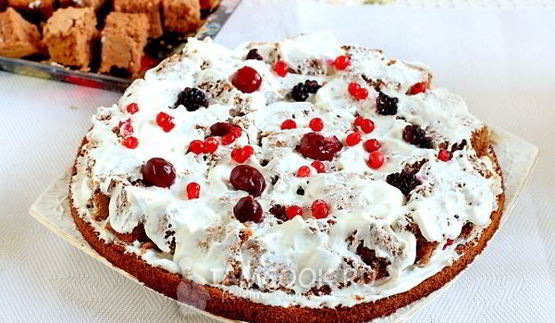 бисквитный торт панчо со сливочным кремом и ягодами