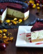 Йогуртовый фисташковый торт с жимолостью