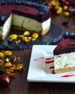 Йогуртовый фисташковый торт с жимолостью