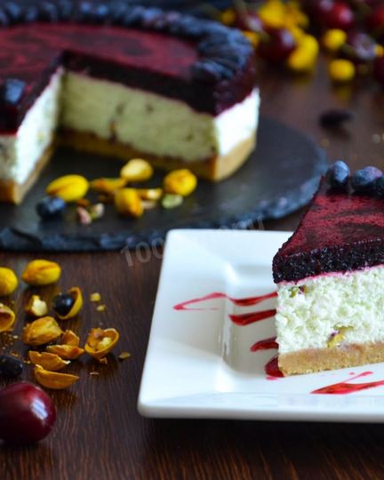 Рецепт йогуртового фисташкового торта с жимолостью