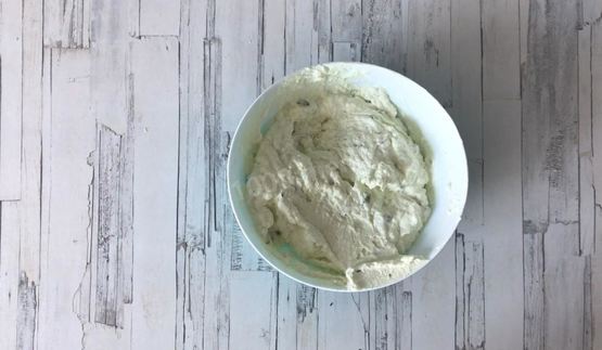 йогуртовый фисташковый торт с жимолостью