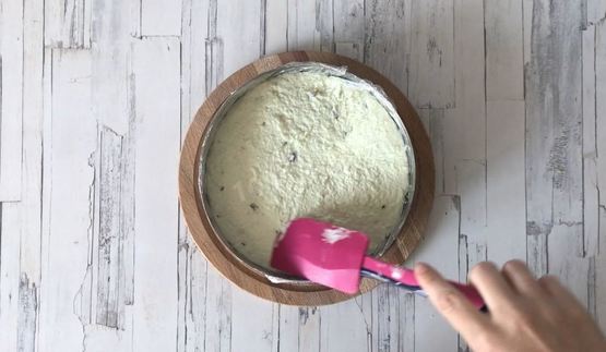 йогуртовый фисташковый торт с жимолостью