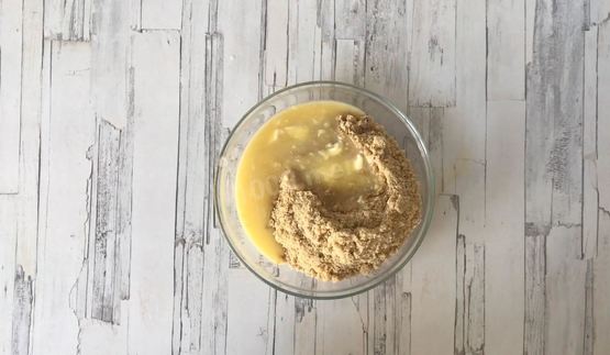 йогуртовый фисташковый торт с жимолостью