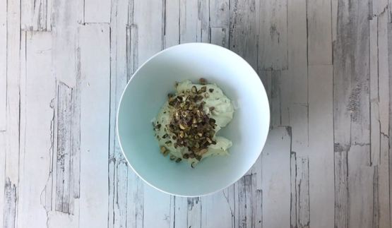 йогуртовый фисташковый торт с жимолостью