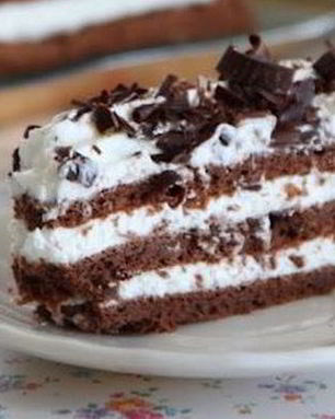Шоколадный торт без муки со взбитыми сливками