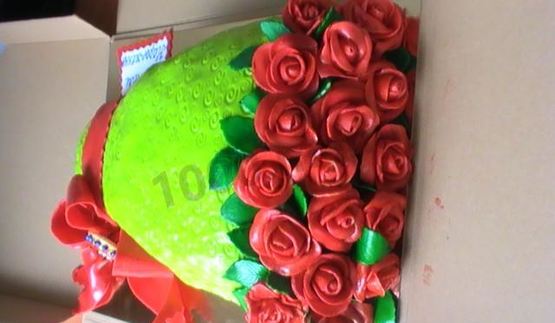 торт с бантом из мастики букет роз