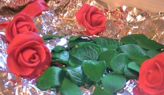 торт с бантом из мастики букет роз