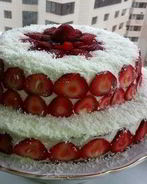 Торт с клубникой и сливочно-банановым кремом
