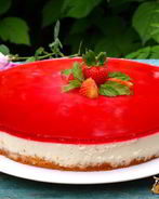 Желейно-бисквитный торт с клубникой и малиной