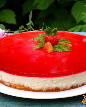 Желейно-бисквитный торт с клубникой и малиной