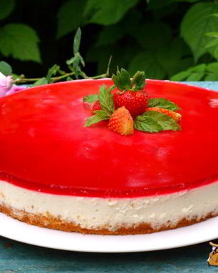 Желейно-бисквитный торт с клубникой и малиной