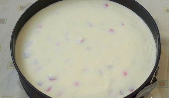 желейно-бисквитный торт с клубникой и малиной