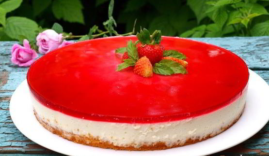 желейно-бисквитный торт с клубникой и малиной
