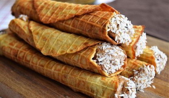 банановые вафли с кремом из фиников и орехов