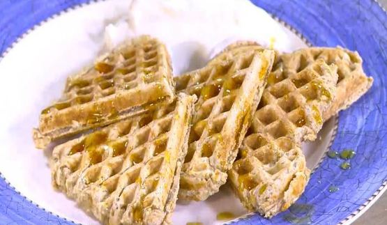 гречишные вафли с фруктами и йогуртом