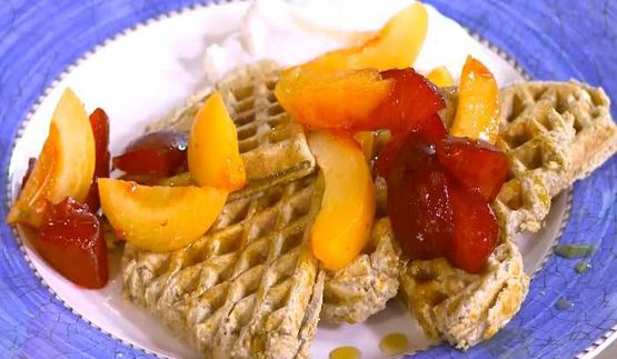 гречишные вафли с фруктами и йогуртом