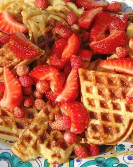 Рецепт вафель из бриоши с клубникой и земляникой